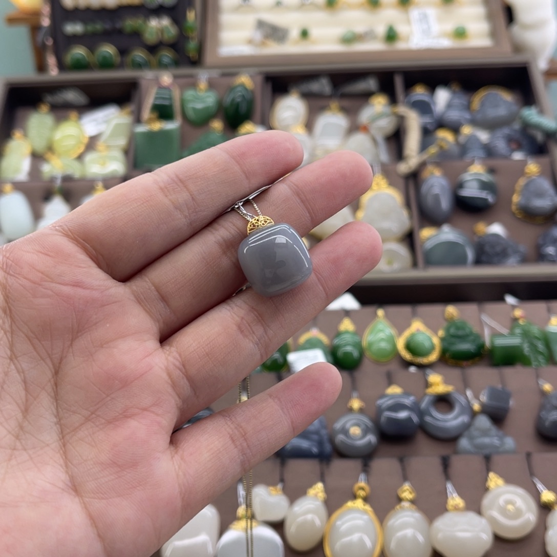 和田玉18K金镶嵌吊坠(赠链)