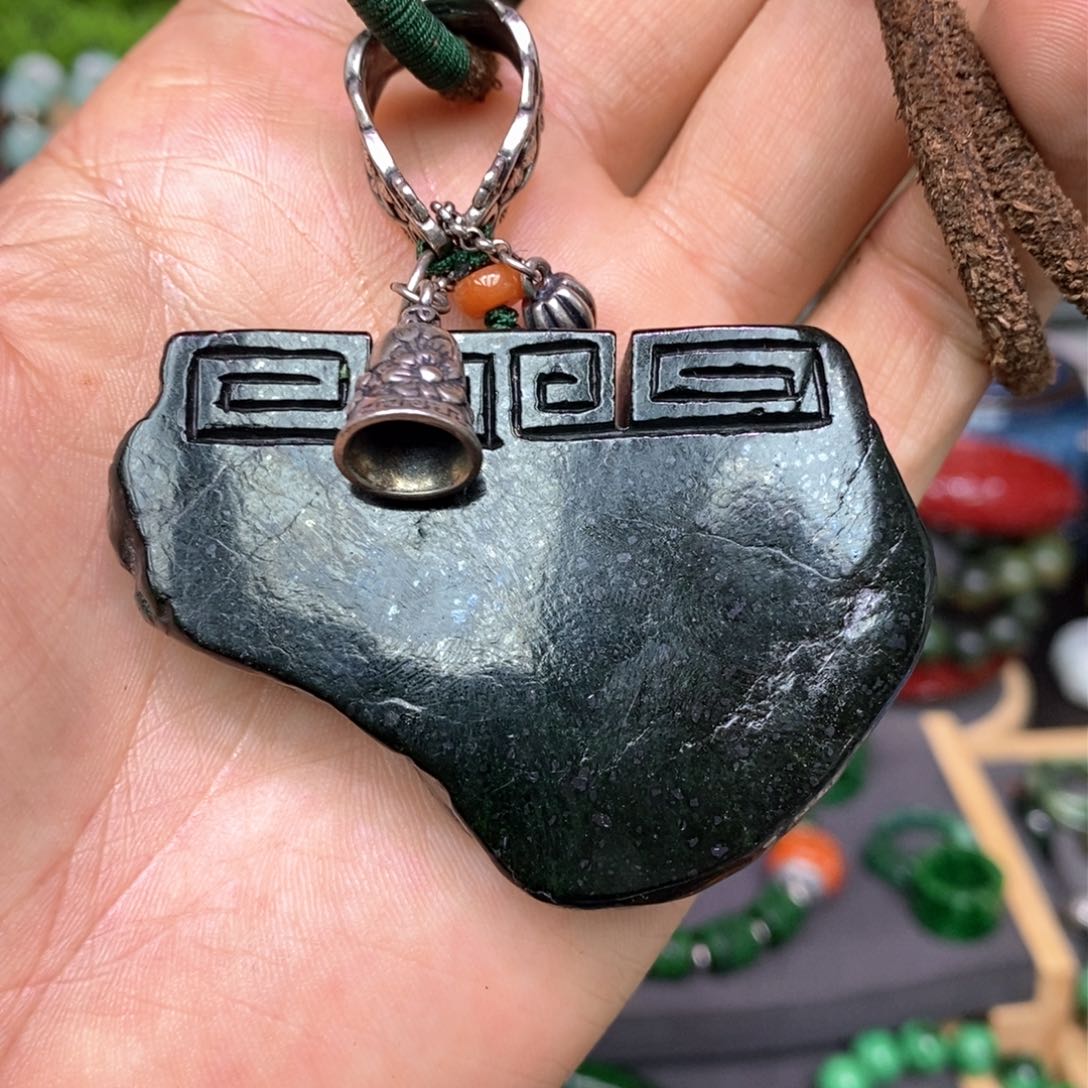 翡翠颈饰未镶嵌漂亮美眉