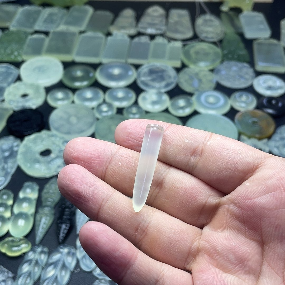 岫玉未镶嵌颈饰子弹