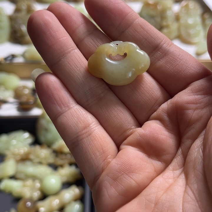 和田玉挂件未镶嵌金**饰