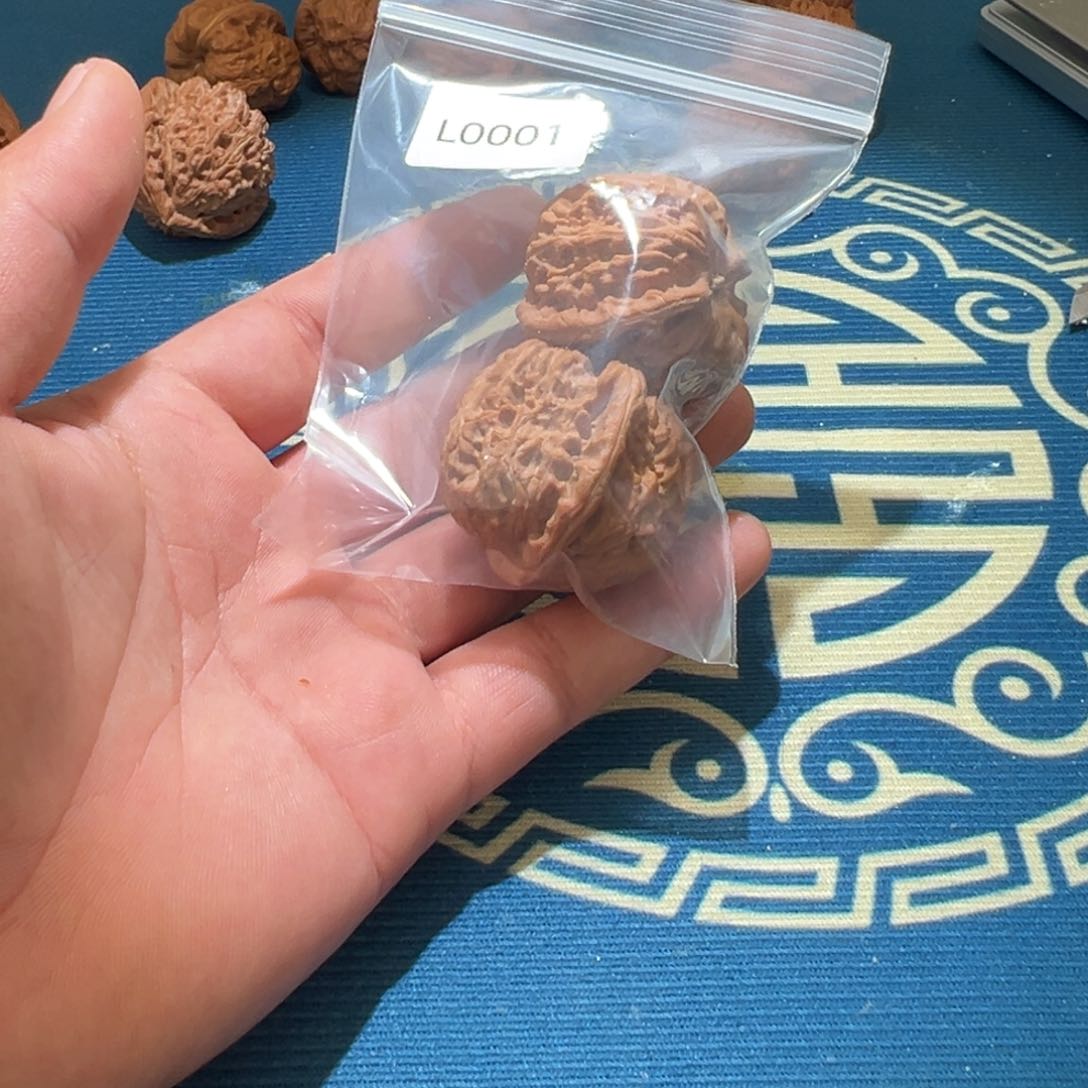 文玩核桃吊坠白狮子