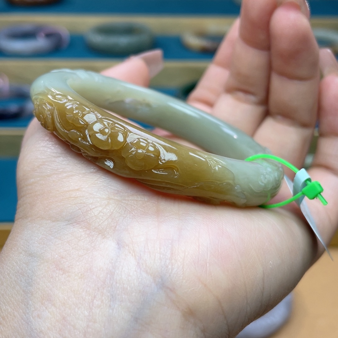 和田玉手镯56圈口。编号30未镶嵌