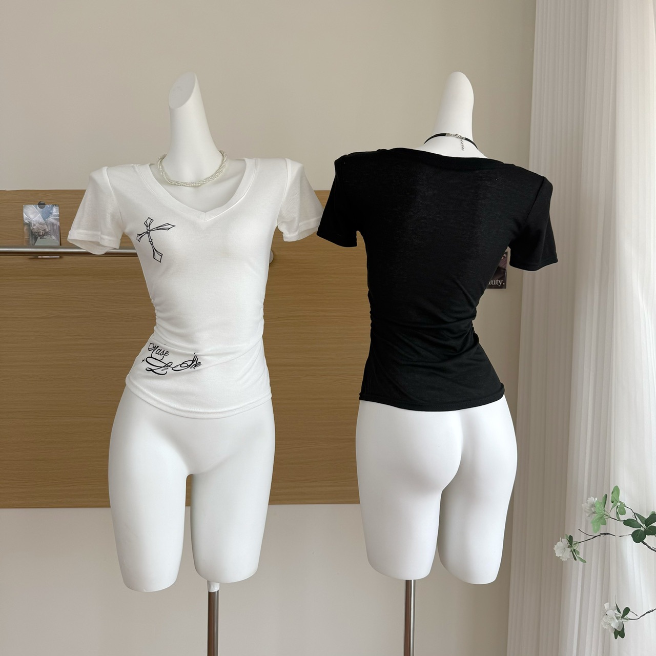 Rase le sol ‘Judgement Day’侧边十字v领T恤辣妹修身正肩短袖