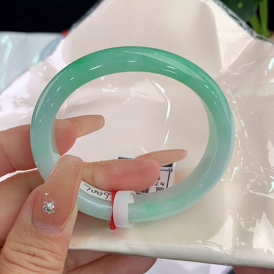 翡翠未镶嵌手镯贵52/53