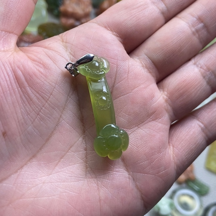 蛇纹石玉挂件未镶嵌