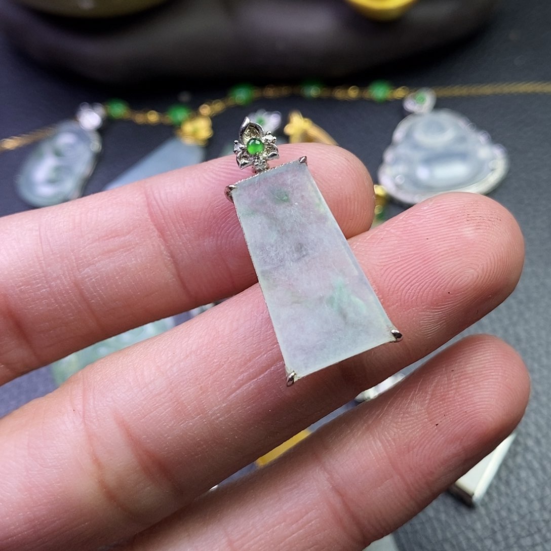 颈饰18K金镶嵌翡翠