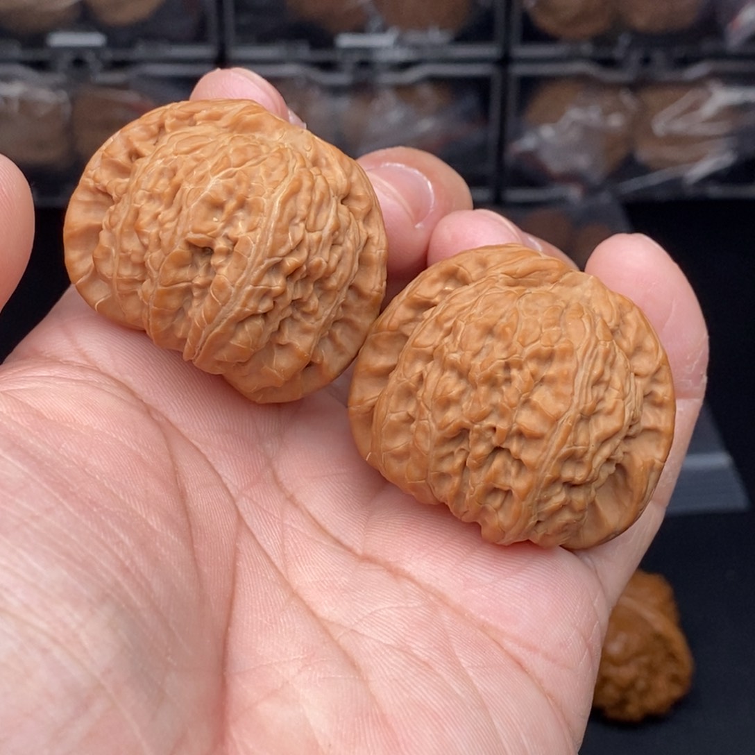 核桃把件 41左右全品闷白