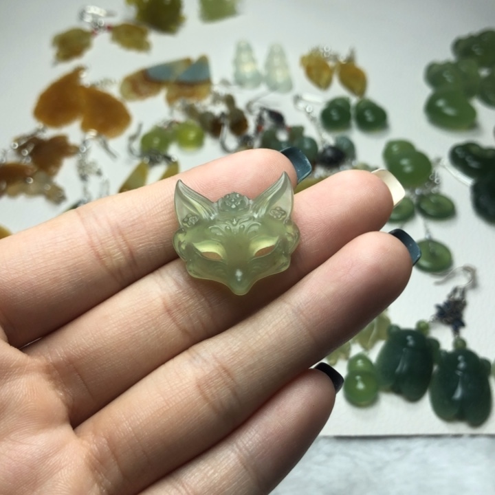 蛇纹石玉颈饰未镶嵌