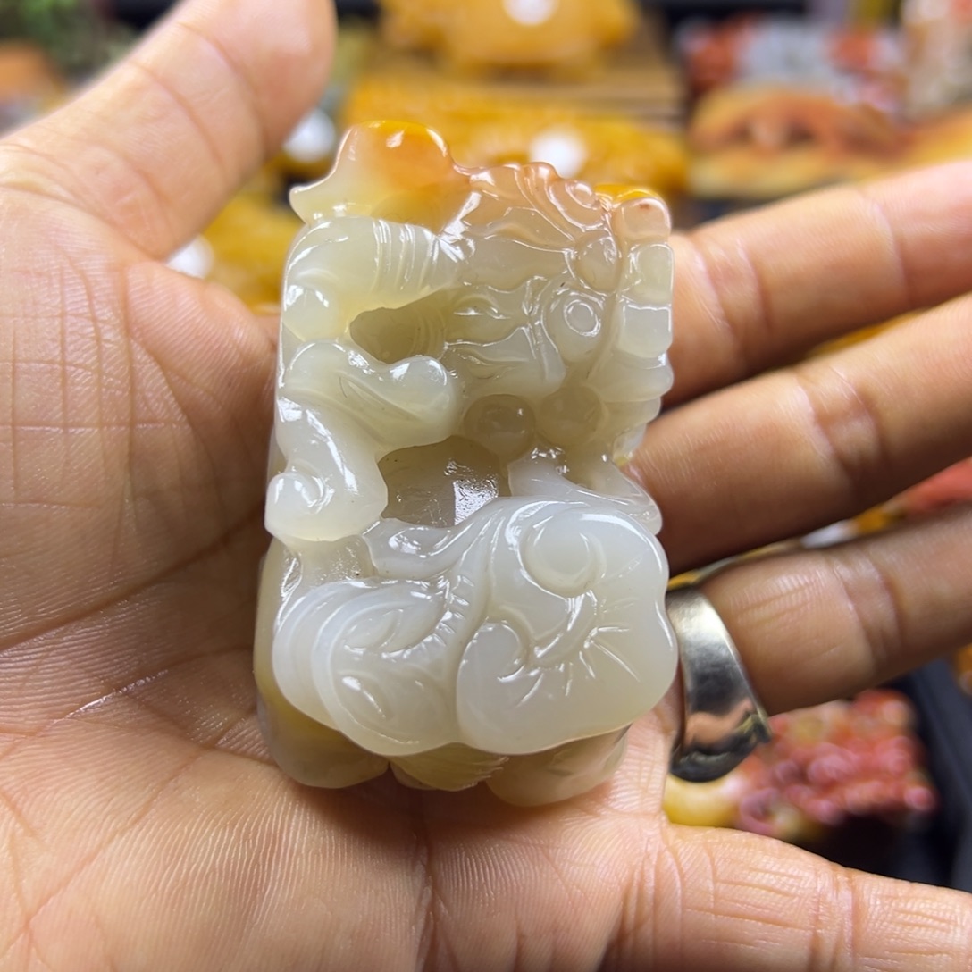 大***牛石英质玉（黄龙玉）未镶嵌颈饰