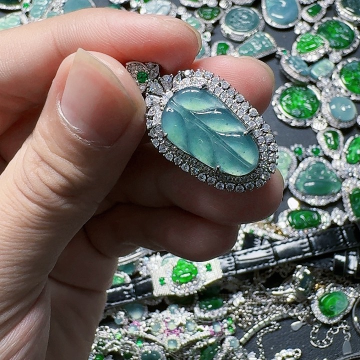 翡翠颈饰未镶嵌天然A货翡翠放漏