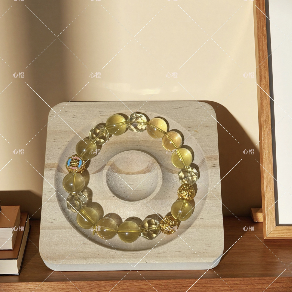 琥珀蜜糖：黄水晶加菠萝珠，晶黄果韵，菠纹漾彩，串映双华。