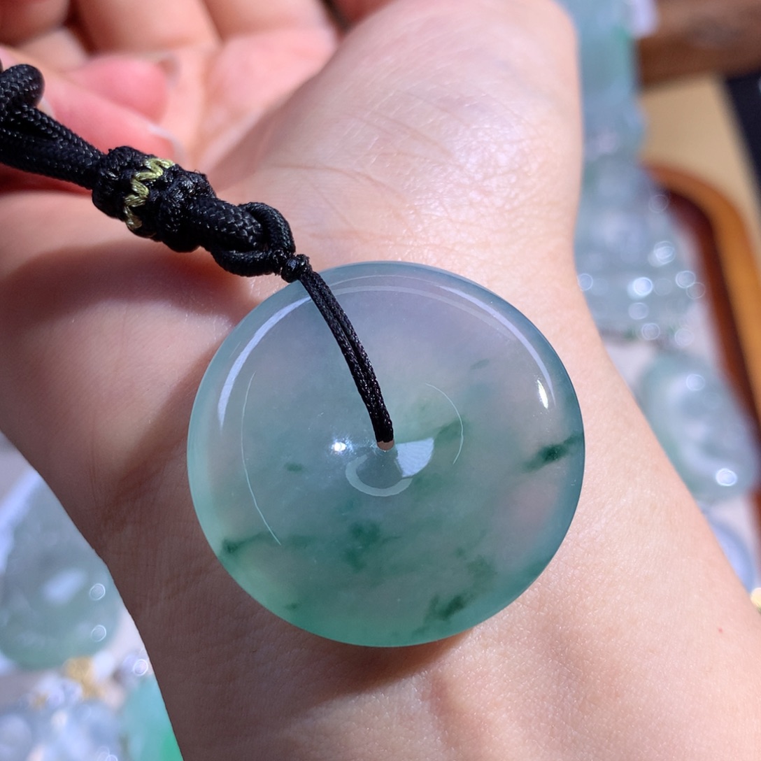 翡翠颈饰未镶嵌平安扣