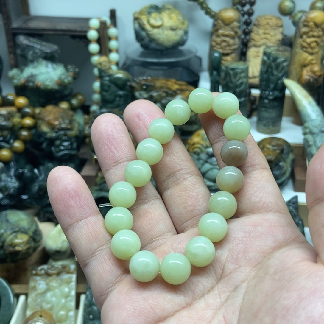 未镶嵌岫岩老玉（透闪石质玉）把件