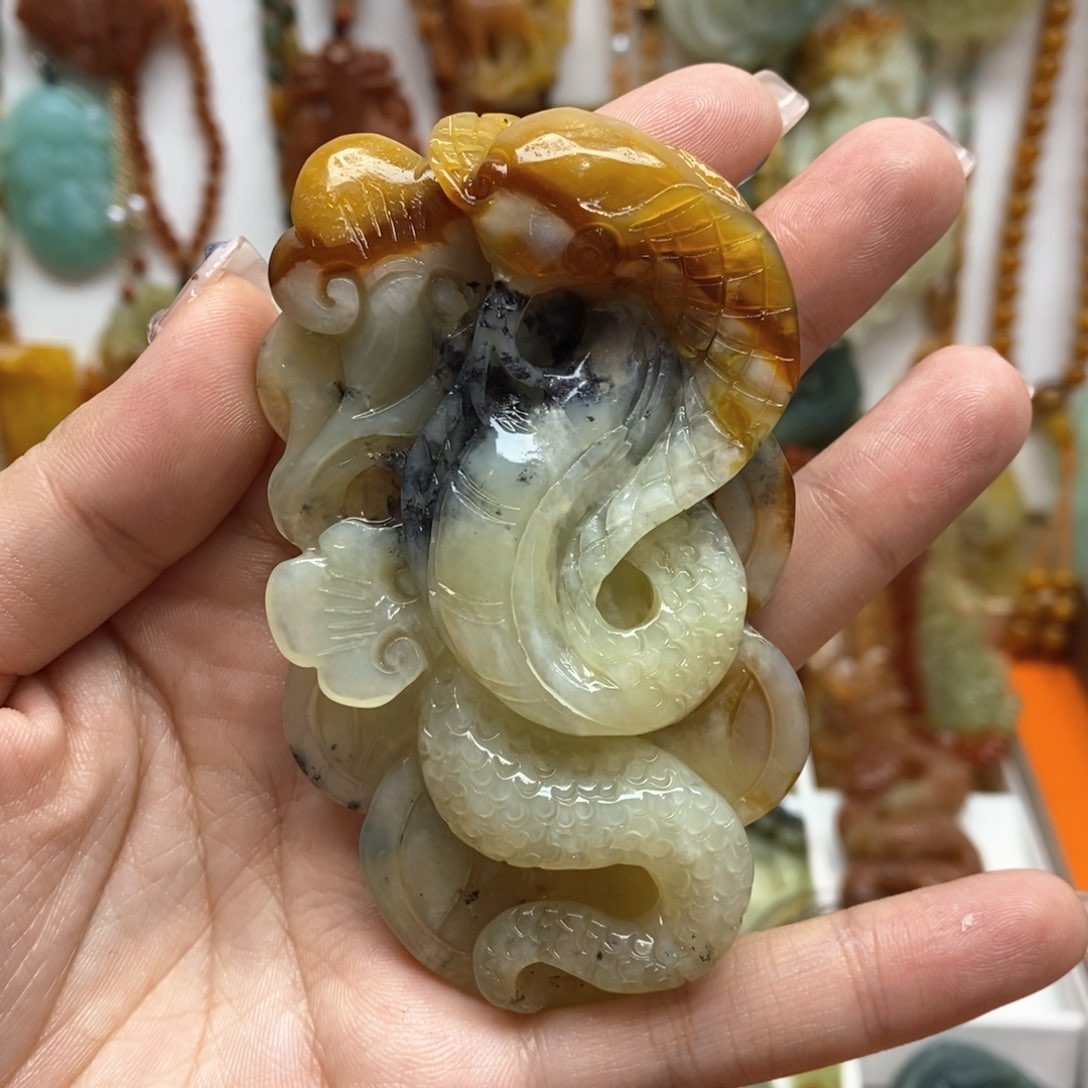 蛇纹石玉颈饰未镶嵌