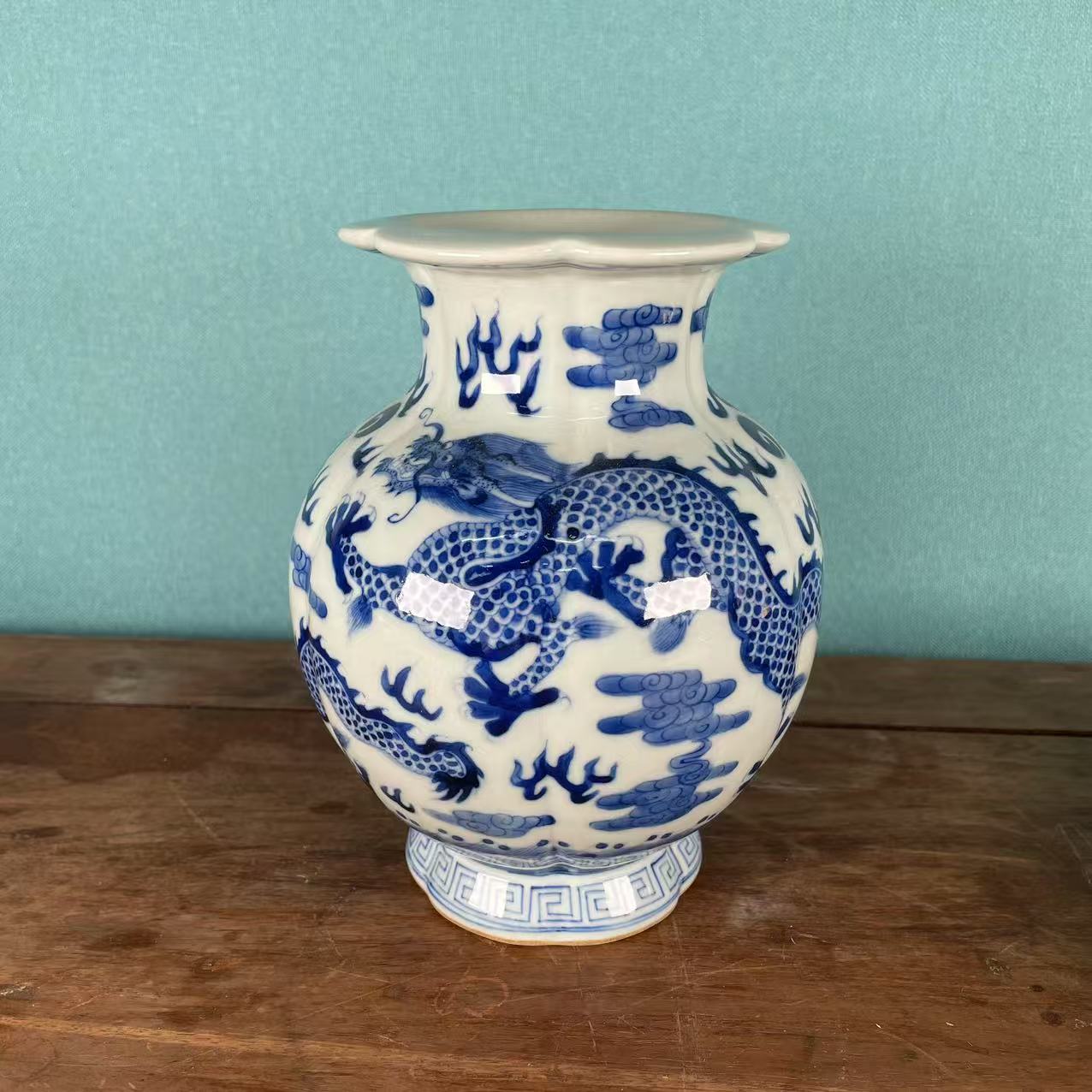 青花云龙纹花口樽