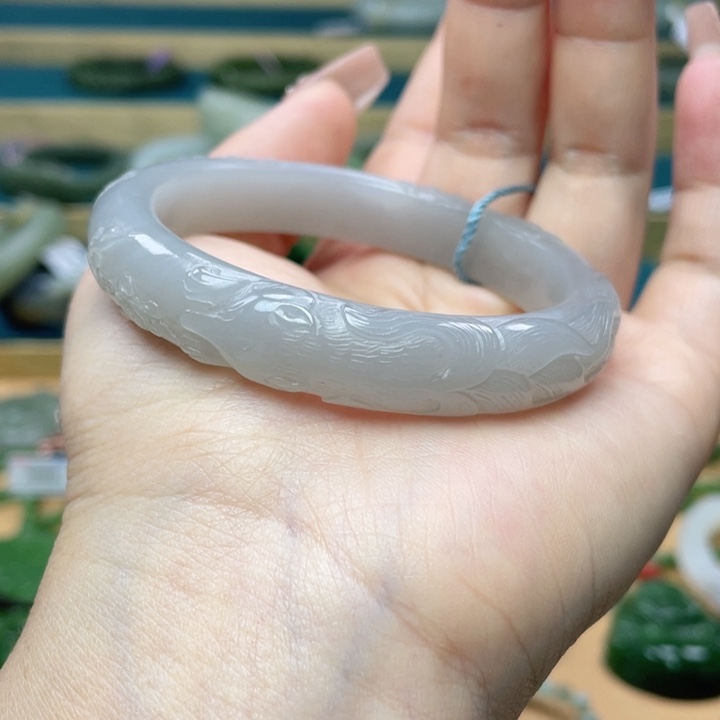 和田玉手镯55+圈口。编号77未镶嵌