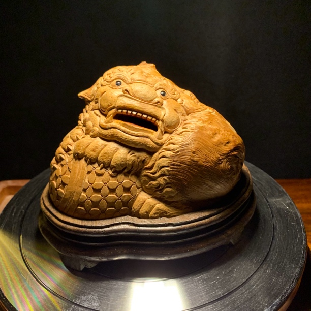 荔枝木纯手工随型立体巧雕狻猊狮子香炉香薰摆件