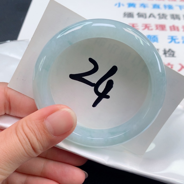 翡翠手镯未镶嵌翡翠