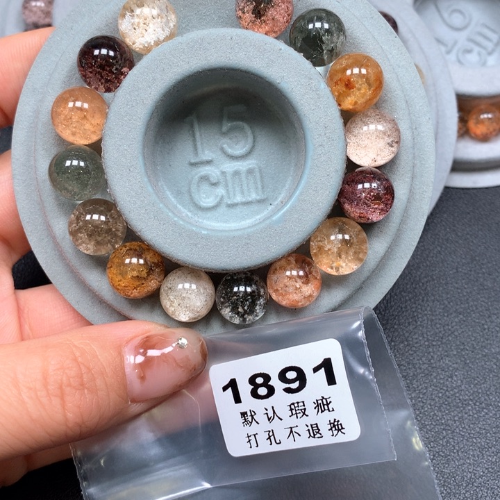 颈饰未镶嵌水晶?****?多样性发一，珠粒数量不定