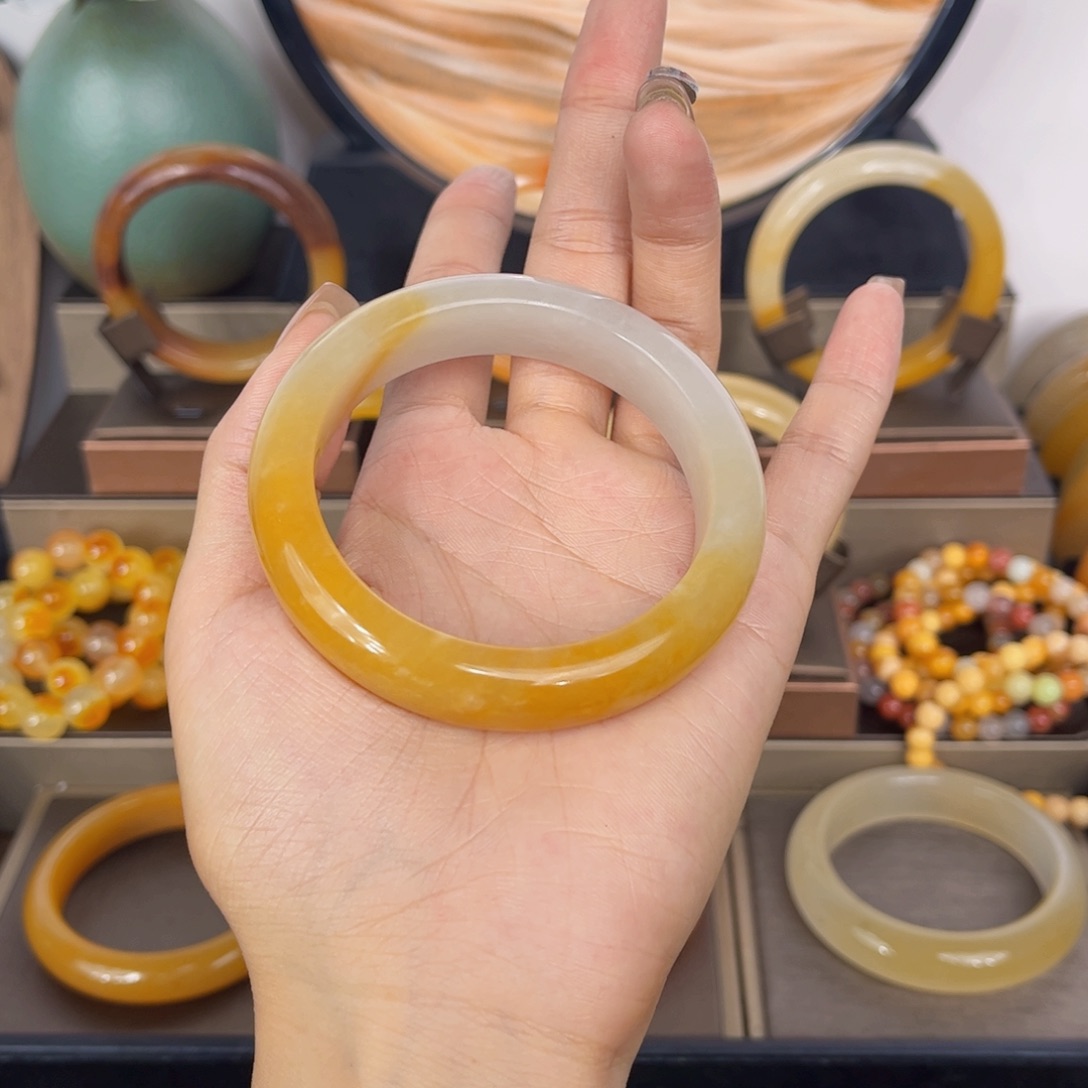 回***味石英质玉（黄龙玉）未镶嵌手镯