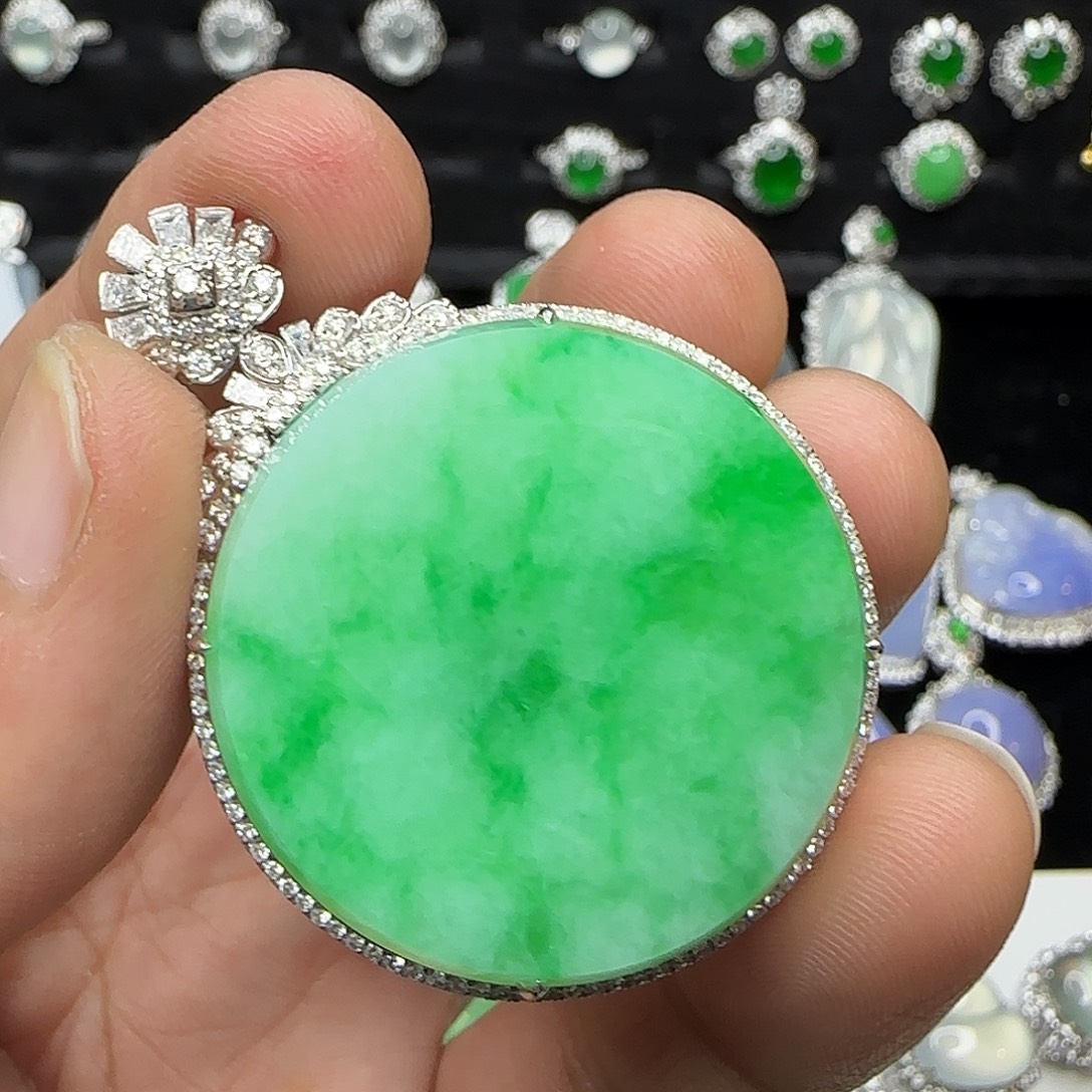 L***y翡翠18K金镶嵌颈饰天然翡翠