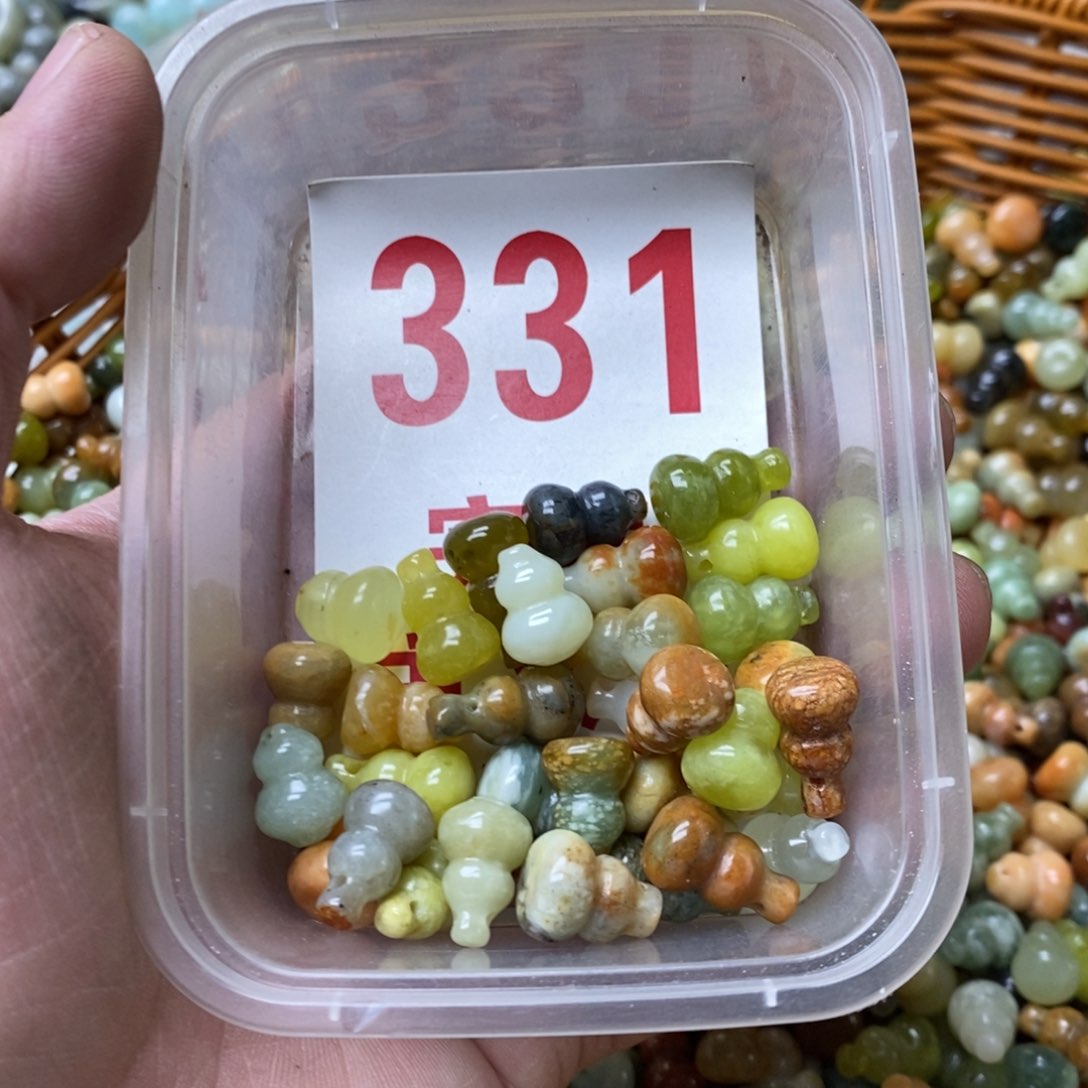 蛇纹石玉挂坠未镶嵌