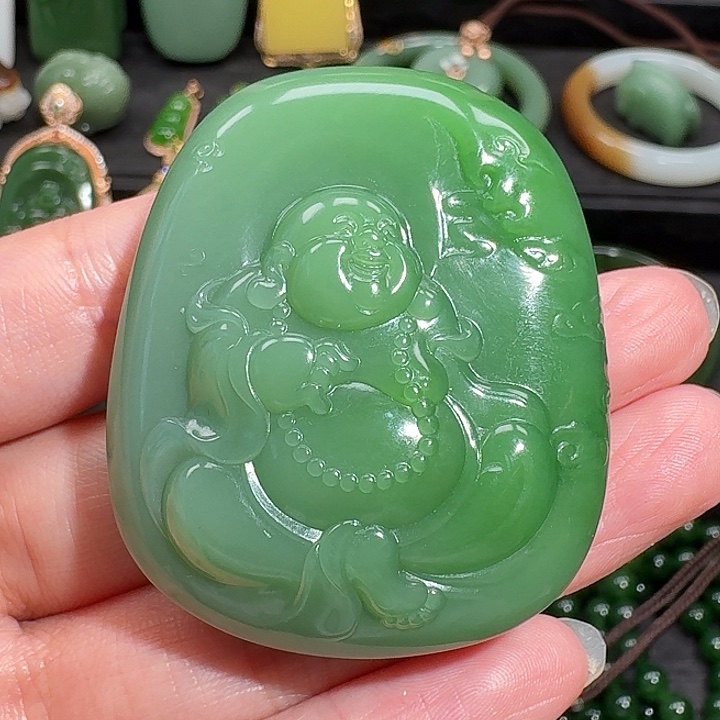 颈饰未镶嵌和田玉（碧玉）俄碧。白加绿