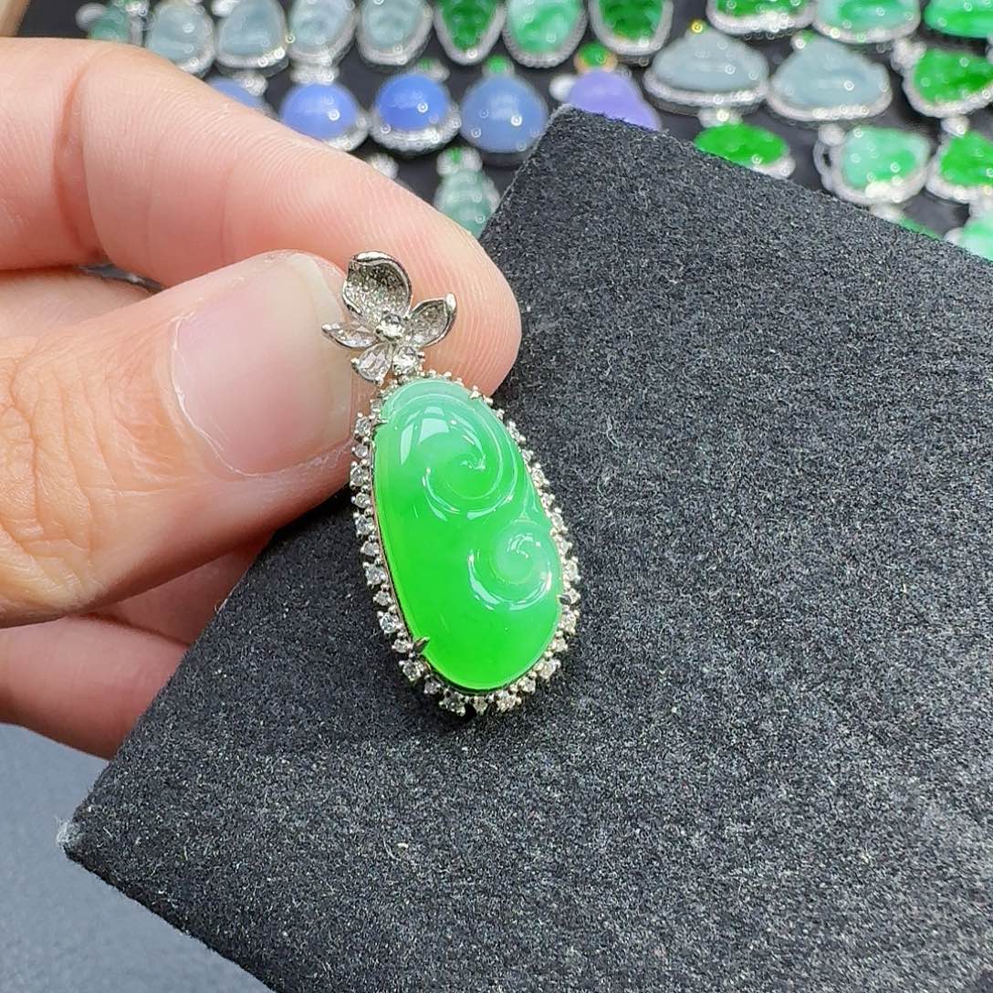 颈饰18K金镶嵌翡翠