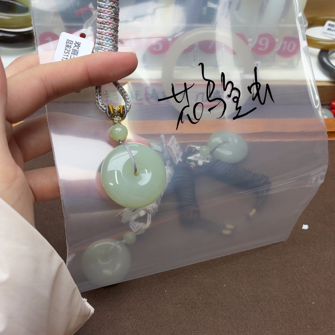 花***虫和田玉未镶嵌手镯