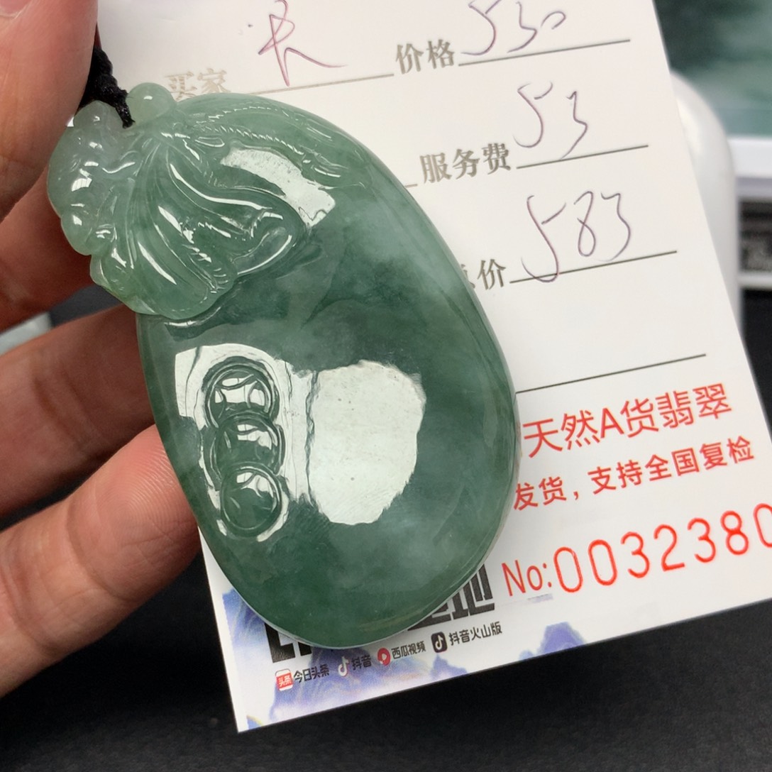 翡翠颈饰未镶嵌长****侠