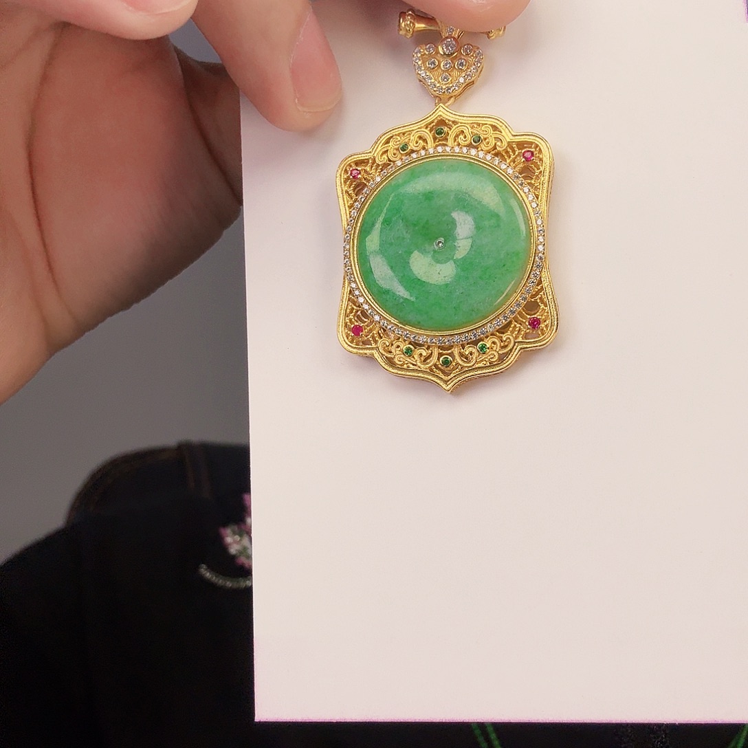 翡翠颈饰未镶嵌一件