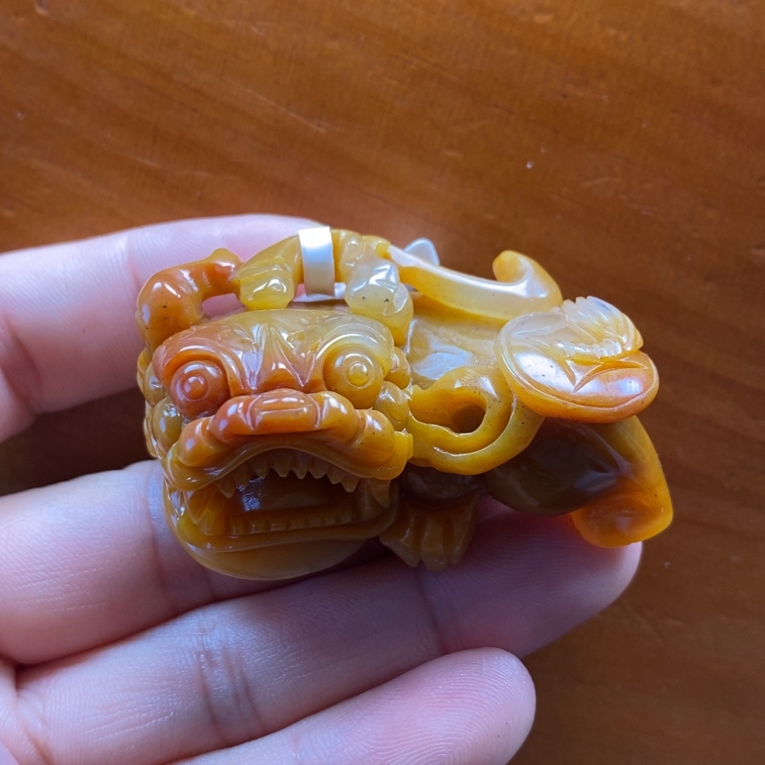 轻***松石英质玉（黄龙玉）未镶嵌颈饰