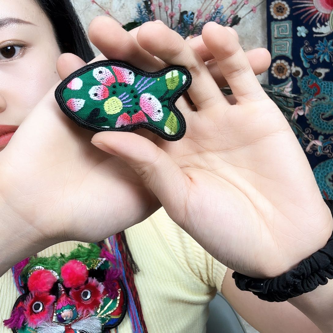 织绣半**月手工刺绣工艺