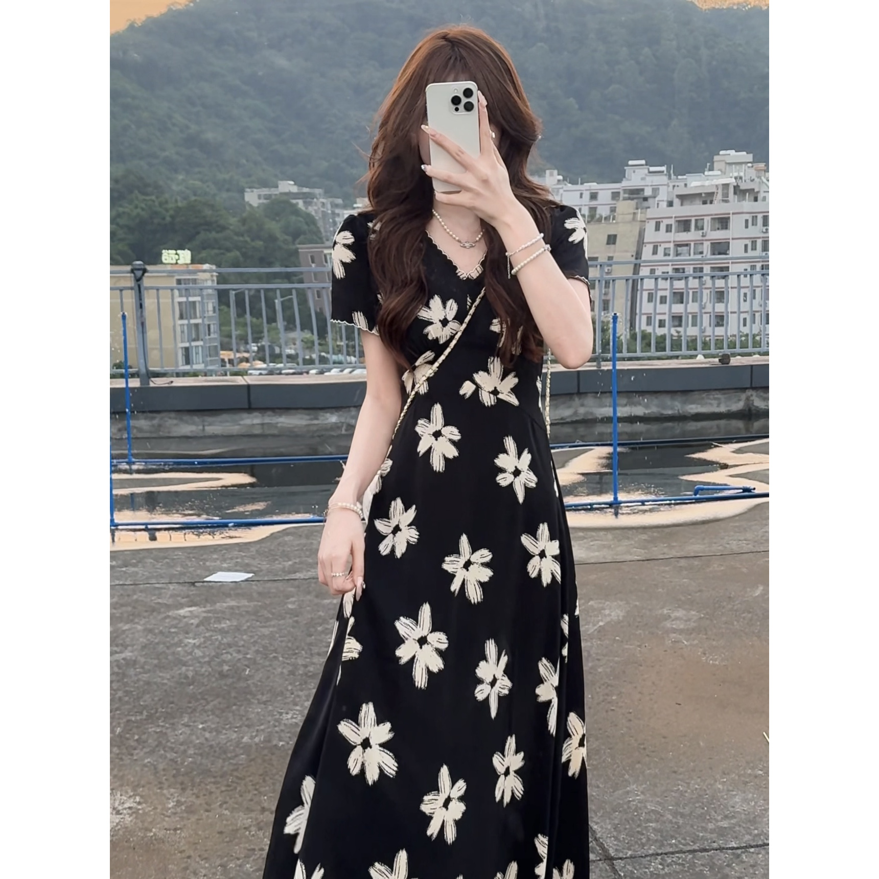 法式气质时尚气质V领收腰显瘦碎花连衣裙2025新款复古优雅潮9102