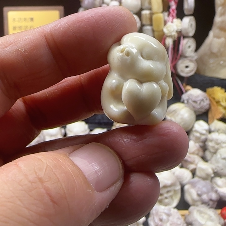 非金属配饰鹿角雕刻小兔