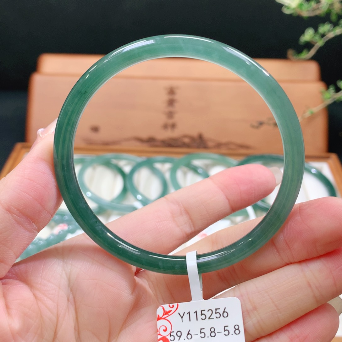 翡翠手镯未镶嵌天然