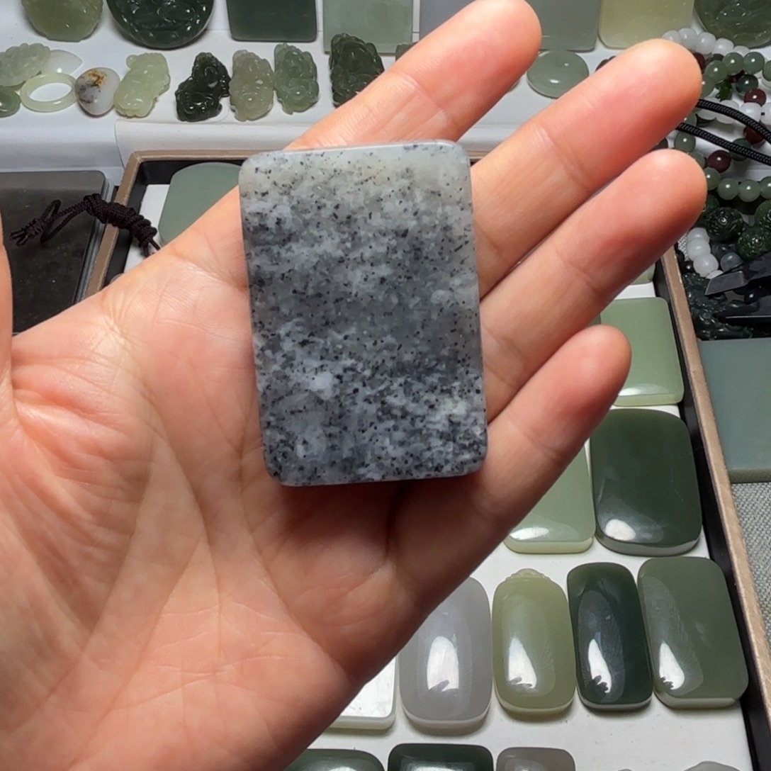 d***亮和田玉未镶嵌颈饰