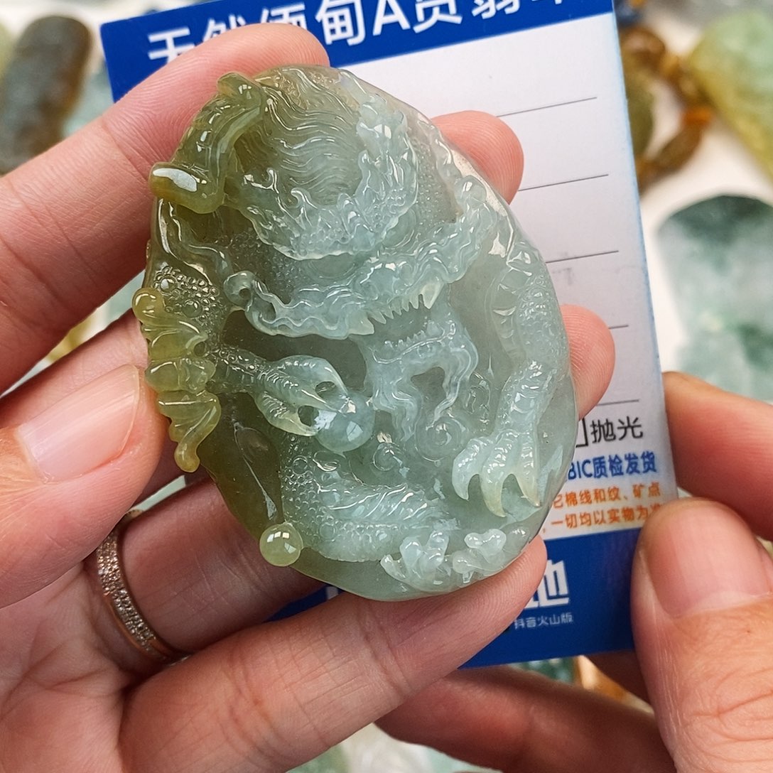 翡翠未镶嵌颈饰龙