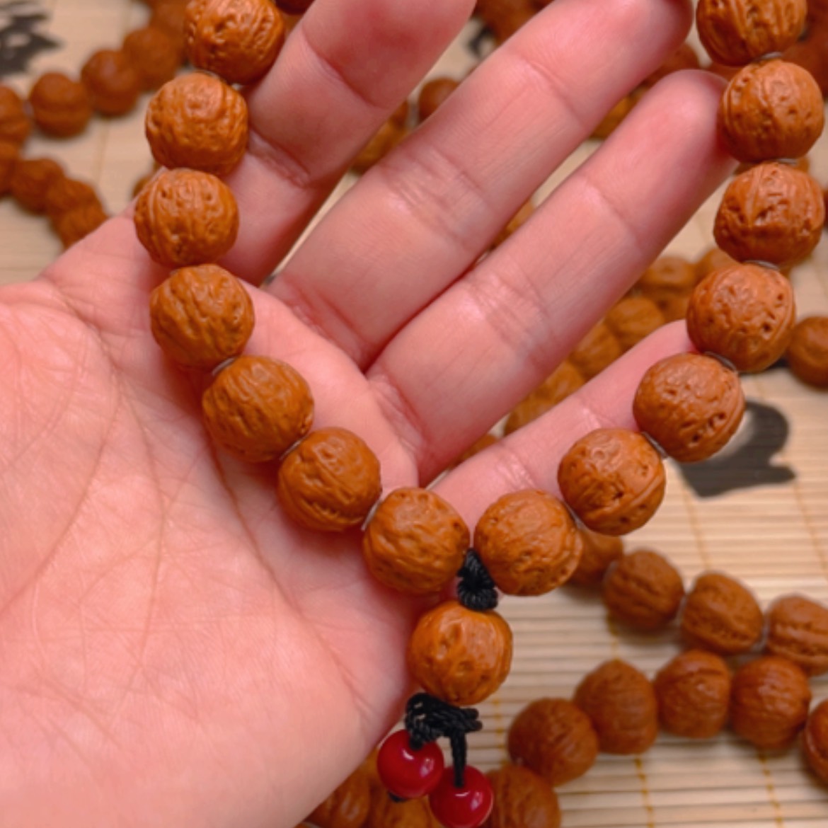 【闪购商品】文玩核桃吊坠卖****董野生文玩手串