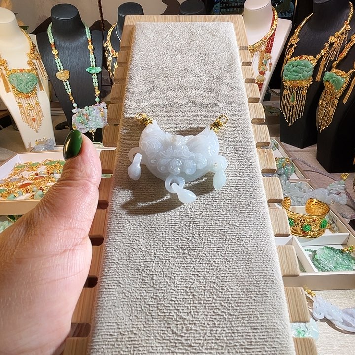 翡翠颈饰未镶嵌狐仙月牙包包