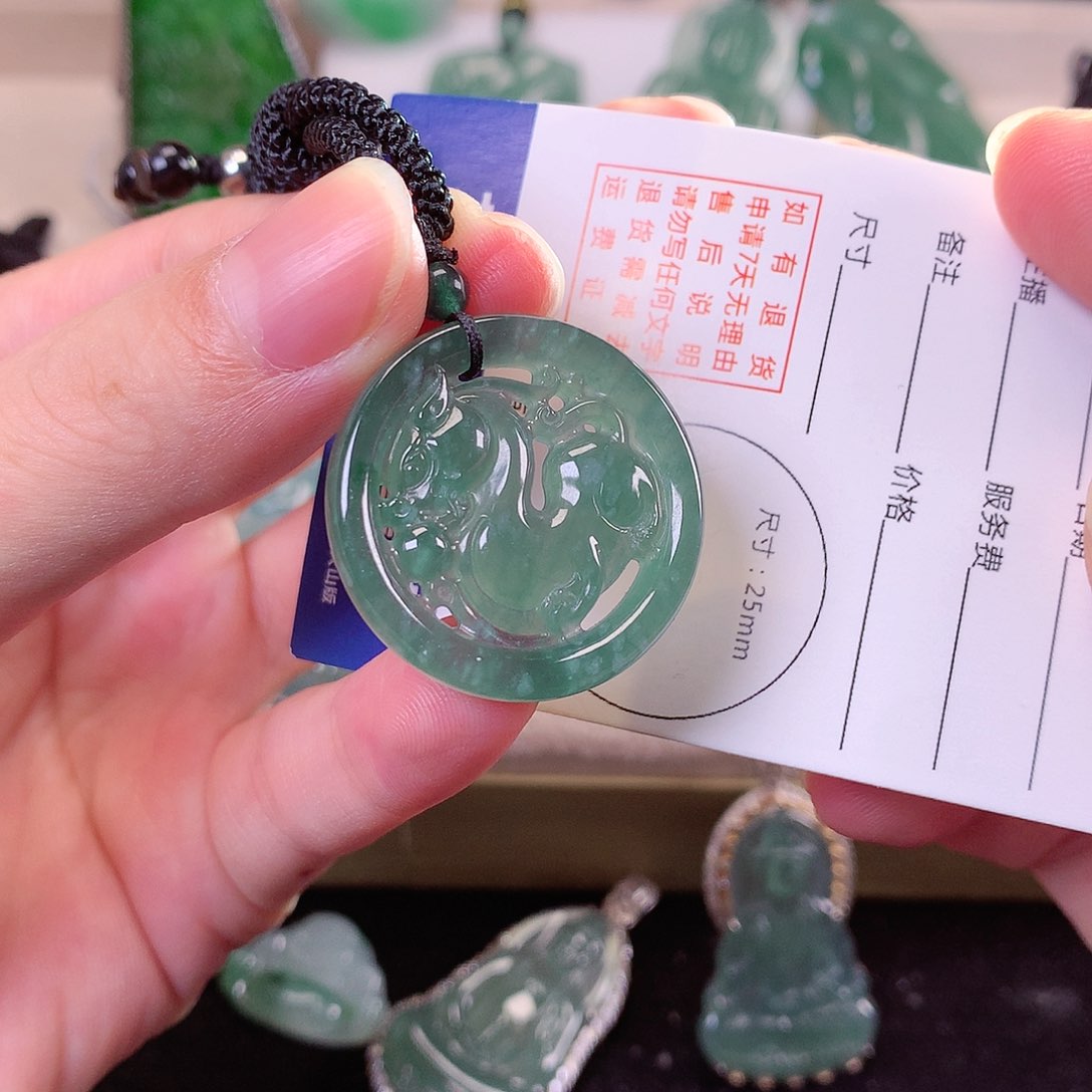 翡翠颈饰未镶嵌翡翠