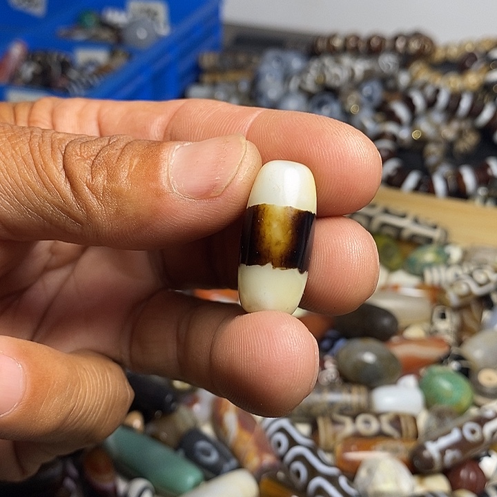 天然辰砂玛瑙珠子