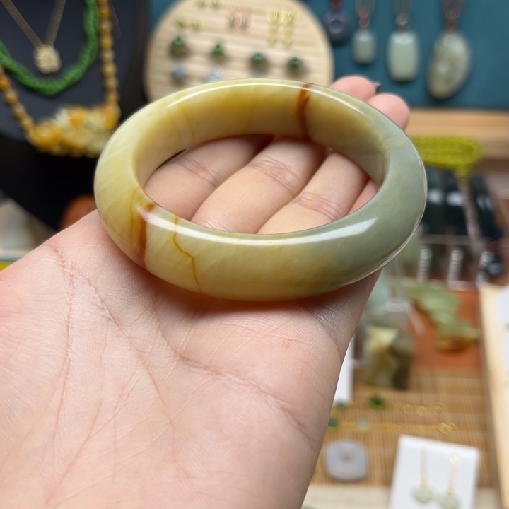 蛇纹石玉未镶嵌手镯