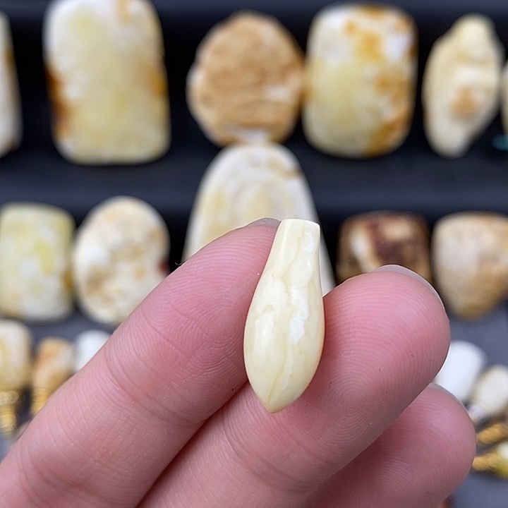 琥珀未镶嵌裸石侧挂b444