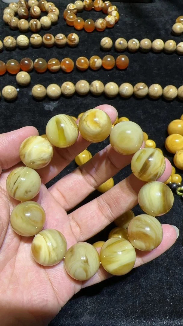 缅甸琥珀猪油白蜡和鸡油黄蜜蜡