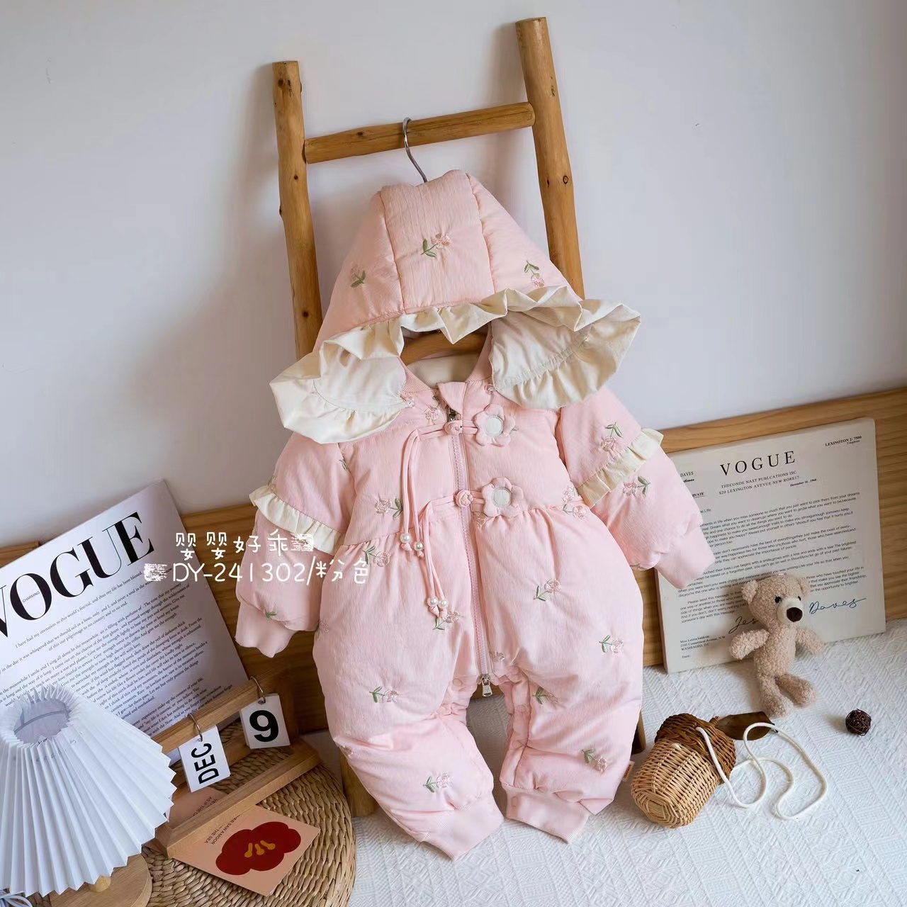 冬季婴儿宝宝连体羽绒服五瓣花刺绣花朵盘扣白鸭绒羽绒服1302