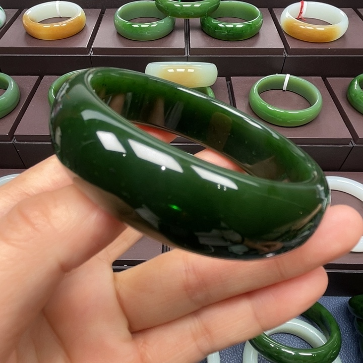 和田玉未镶嵌手镯