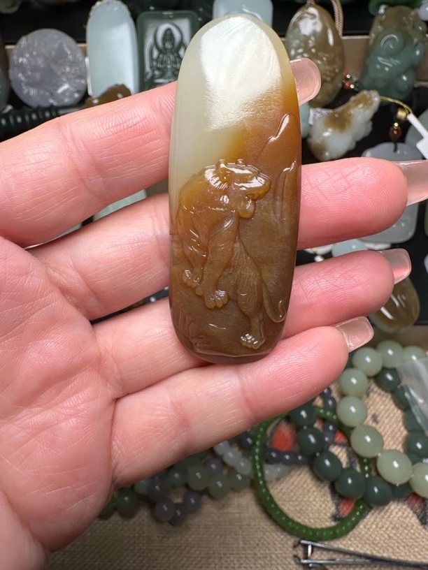 和田玉红糖老虎吊坠
