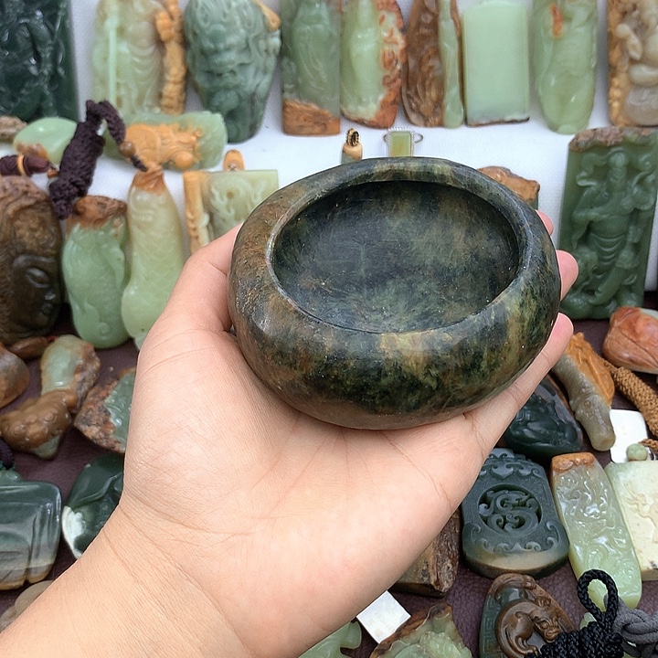未镶嵌岫岩河磨玉（透闪石质玉）把件