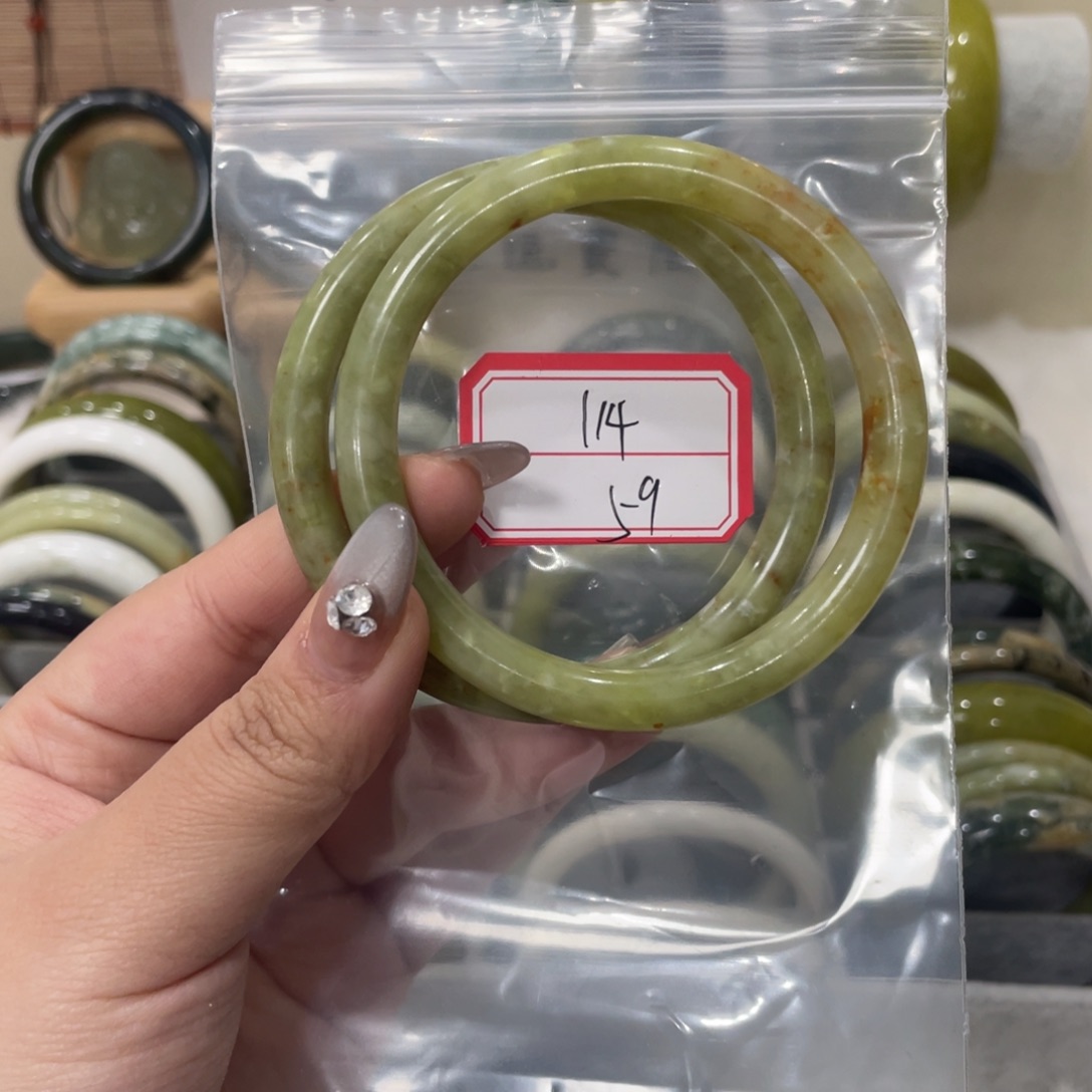 蛇纹石玉手镯未镶嵌